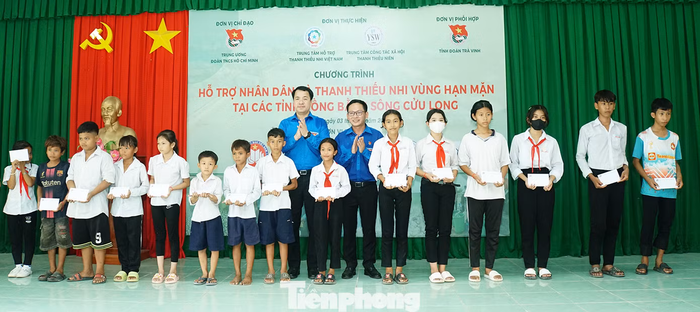T.Ư Đoàn trao tặng quà cho học sinh tại Trà Vinh. Ảnh: Hòa Hội T.Ư Đoàn trao tặng quà cho học sinh tại Trà Vinh. Ảnh: Hòa Hội