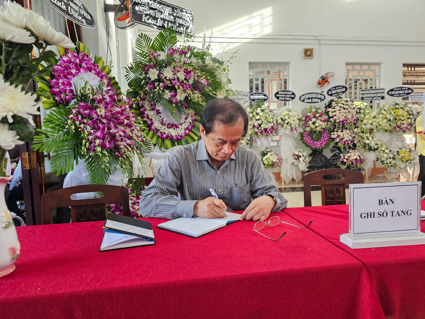 GS.TS Nguyễn Thanh Phương - Chủ tịch Hội đồng trường Đại học Cần Thơ ghi sổ tang. Ảnh: Hòa Hội