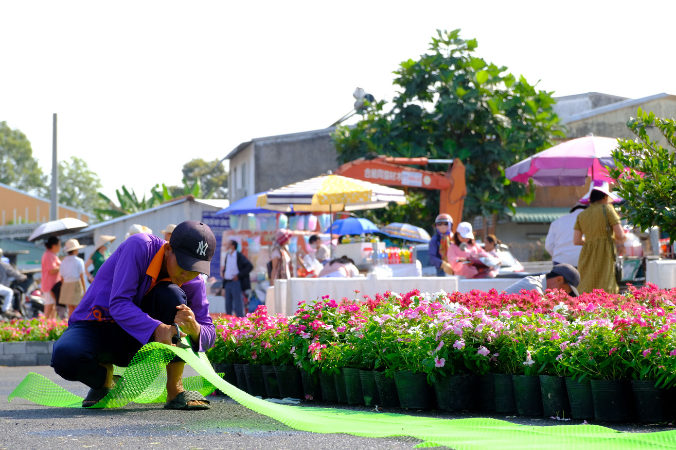 Công nhân tất bật hoàn thành những công việc cuối cùng để phục vụ lễ khai mạc. Ảnh: PV