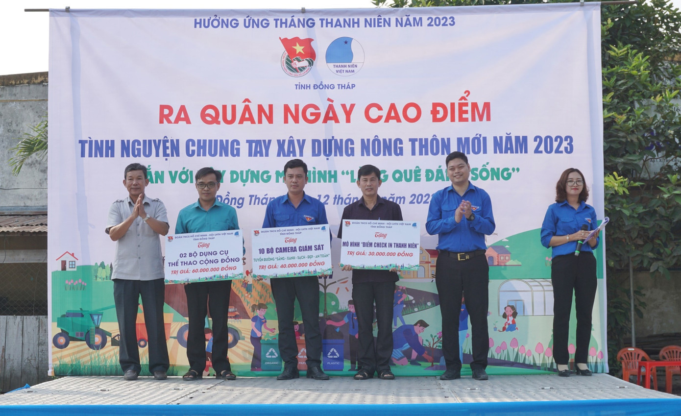 Anh Nguyễn Hoàng Quyết, Phó Bí thư Tỉnh Đoàn Đồng Tháp trao tặng an sinh xã hội cho người dân xã Tân Kiều.
