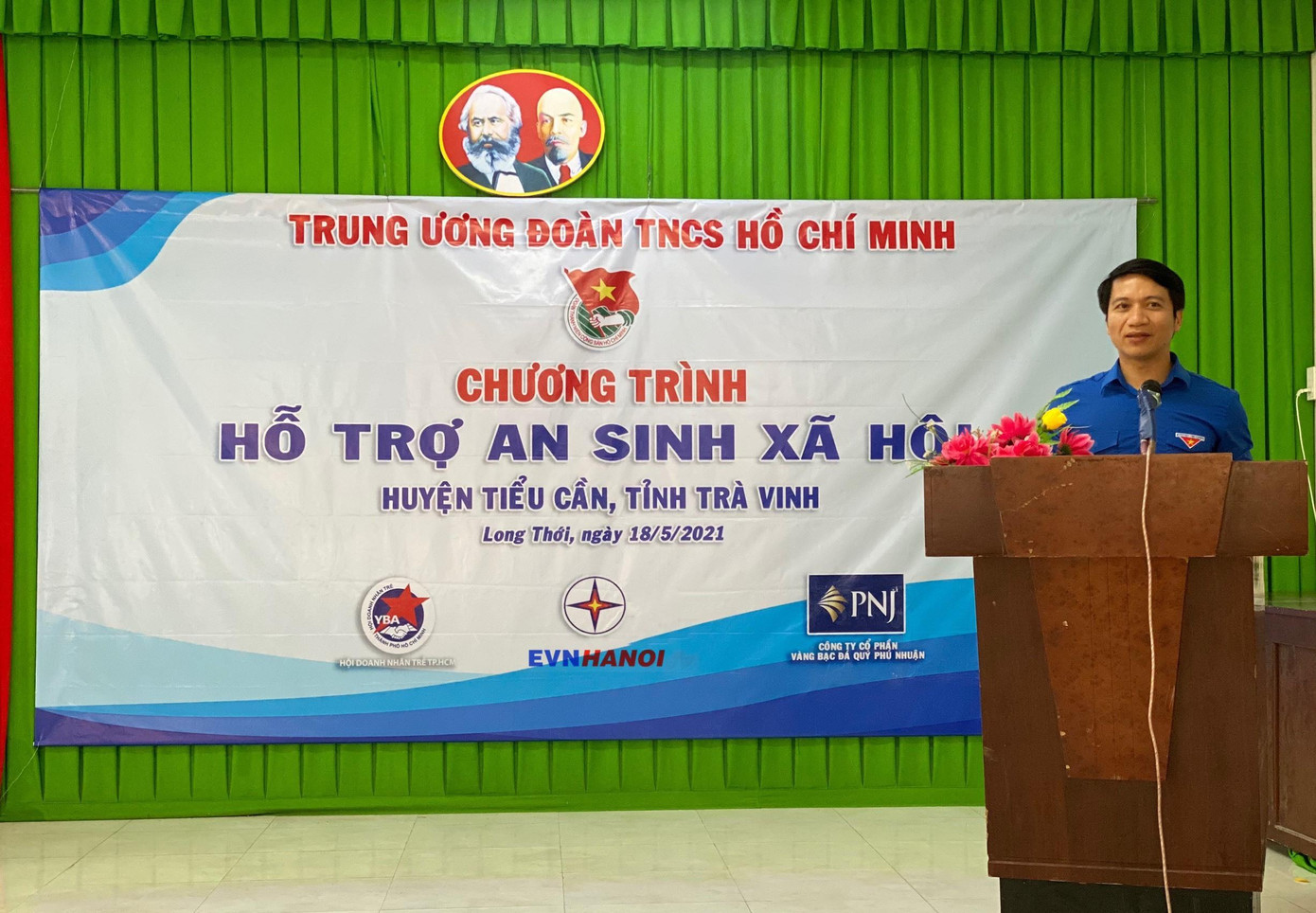 Bí thư Trung ương Đoàn Nguyễn Ngọc Lương phát biểu Đơn vị tài trợ tặng quà cho người dân Bí thư Trung ương Đoàn Nguyễn Ngọc Lương phát biểu Đơn vị tài trợ tặng quà cho người dân