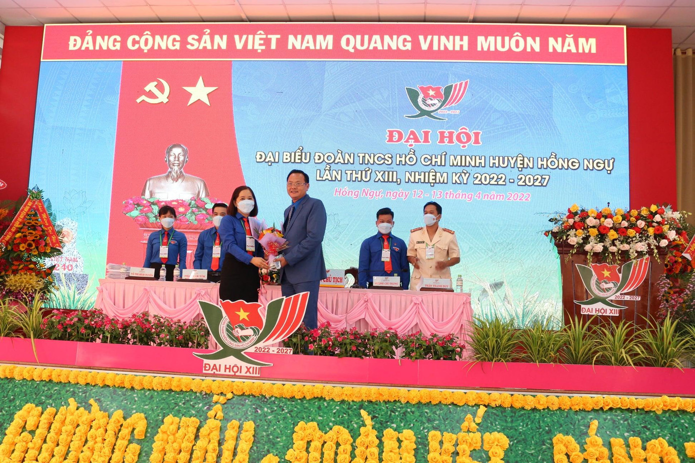 Lãnh đạo tặng hoa chúc mừng chị Nguyễn Thị Nương tái đắc cử chức Bí thư Huyện Đoàn Hồng Ngự. Lãnh đạo tặng hoa chúc mừng chị Nguyễn Thị Nương tái đắc cử chức Bí thư Huyện Đoàn Hồng Ngự.