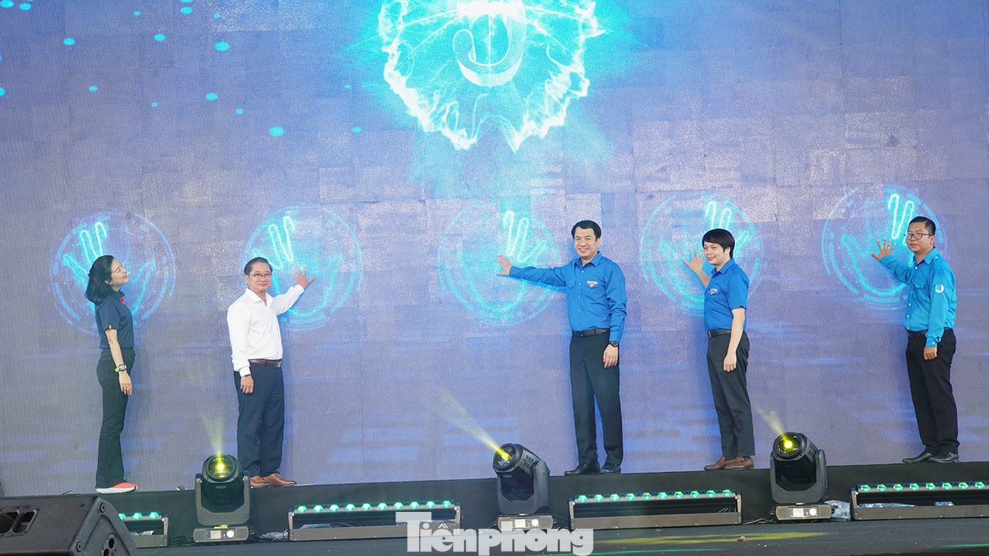 Bí thư T.Ư Đoàn Ngô Văn Cương, Chủ tịch UBND thành phố Cần Thơ Trần Việt Trường cùng lãnh đạo các đơn vị thực hiện nghi thức khai mạc ngày hội. Ảnh: Hòa Hội