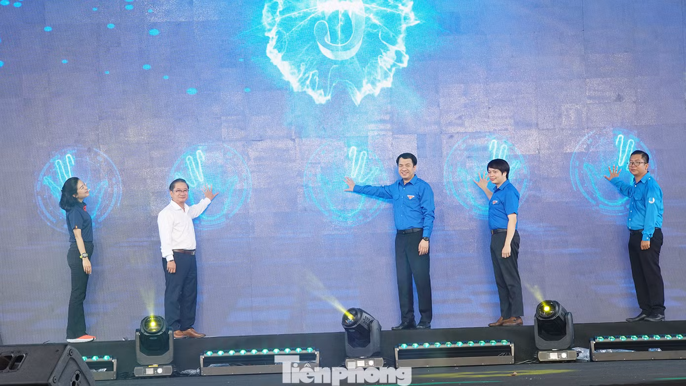 Bí thư T.Ư Đoàn Ngô Văn Cương, Chủ tịch UBND thành phố Cần Thơ Trần Việt Trường cùng lãnh đạo các đơn vị thực hiện nghi thức khai mạc ngày hội. Ảnh: Hòa Hội