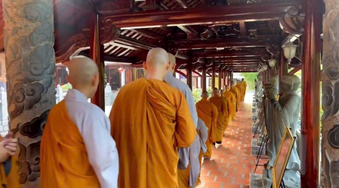 Theo Phật giáo, tiếng trống hay tiếng chuông trong thiền môn khi đánh lên đều ngầm có ý là cảnh tỉnh mọi người nên thức tỉnh tu hành. Chuông, trống bát nhã rất quan trọng trong thiền môn, thường đánh lên vào những buổi lễ pháp sự đặc biệt. Ảnh: Hòa Hội Theo Phật giáo, tiếng trống hay tiếng chuông trong thiền môn khi đánh lên đều ngầm có ý là cảnh tỉnh mọi người nên thức tỉnh tu hành. Chuông, trống bát nhã rất quan trọng trong thiền môn, thường đánh lên vào những buổi lễ pháp sự đặc biệt. Ảnh: Hòa Hội