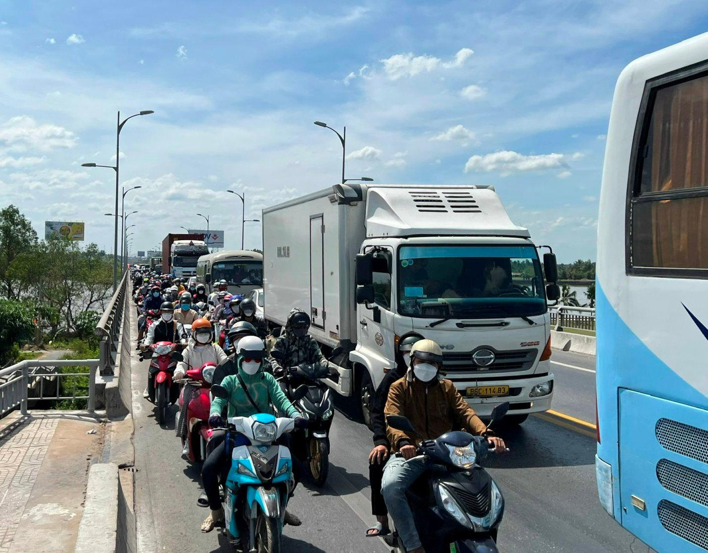 Cầu Rạch Miễu hiện hữu thường quá tải vào các dịp lễ, tết