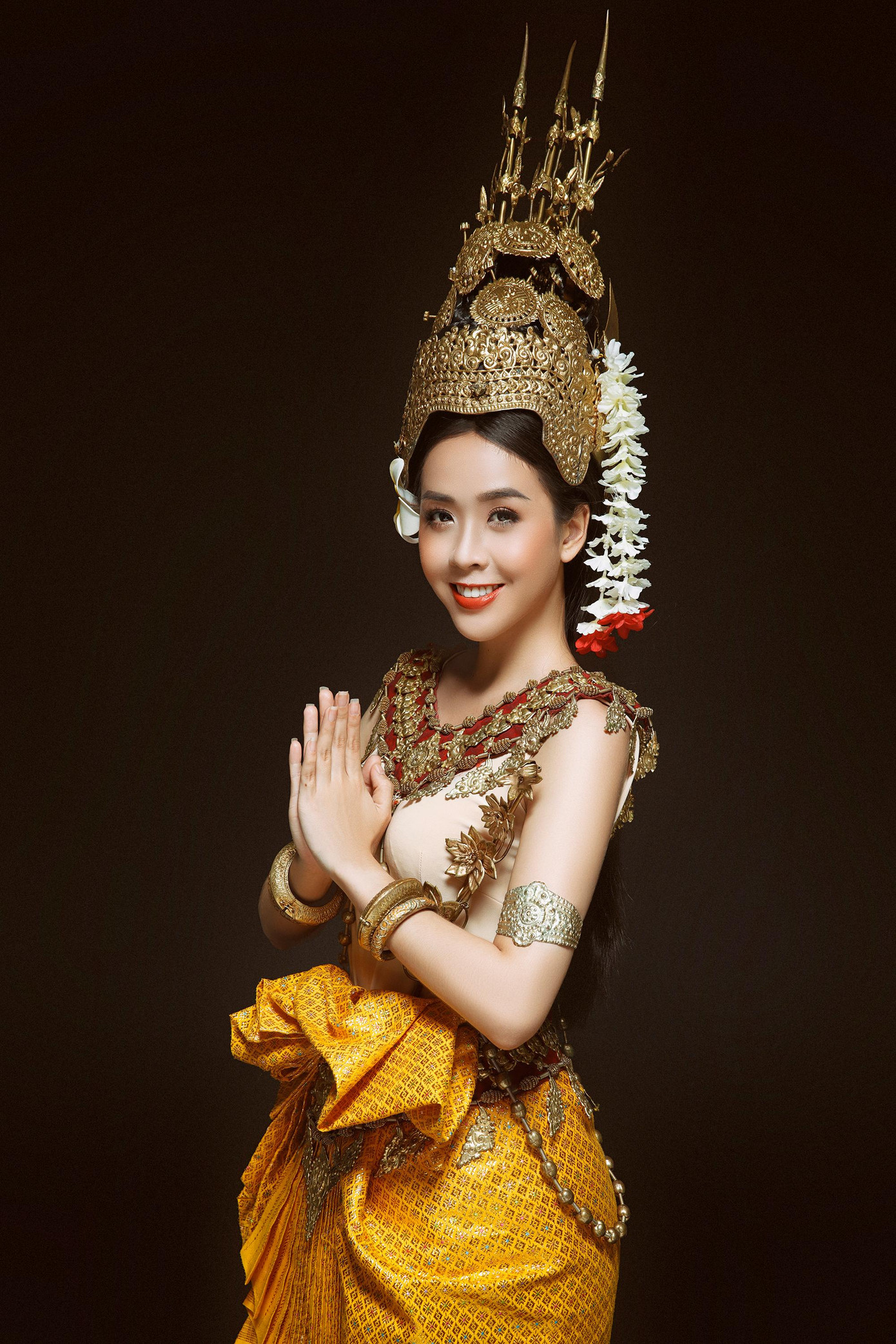 Trước đây khi làm cộng tác viên cho một công ty truyền thông sản xuất nhiều chương trình truyền hình về "văn hoá ẩm thực miền Tây", cô có dịp đến và làm việc tại An Giang - một trong những vùng đất giáp với Campuchia và có đông đồng bào dân tộc Khmer sinh sống. Được tiếp xúc với văn hoá, con người và ẩm thực dân tộc Khmer nên cô bị cuốn hút, ấn tượng và chinh phục bởi nền văn hoá rất riêng biệt đặc trưng nơi đây.