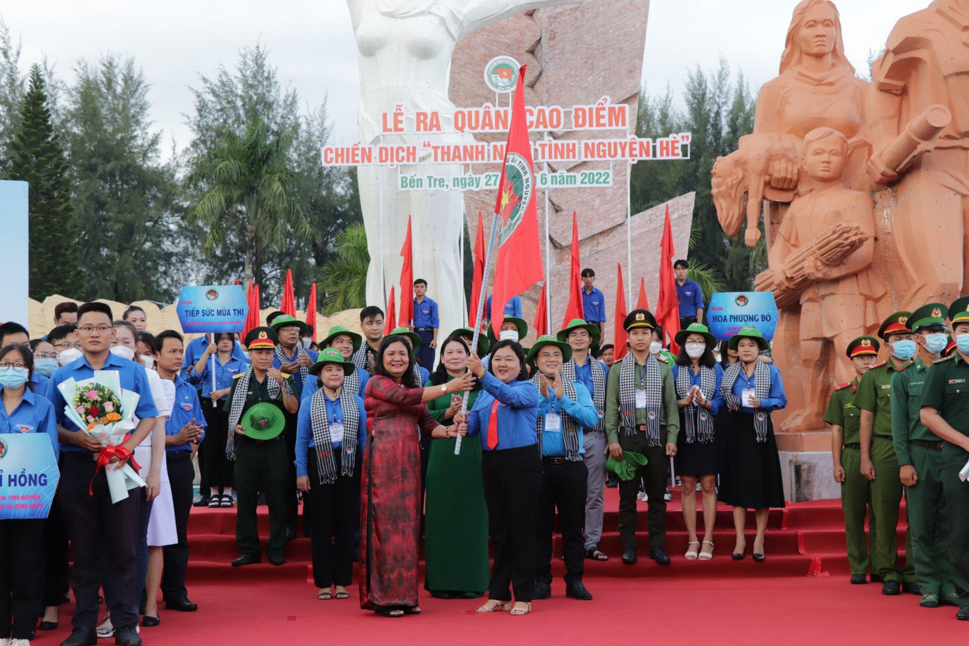 Tỉnh đoàn Bến Tre ra quân cao điểm chiến dịch tình nguyện hè. - Ảnh: TĐ BT