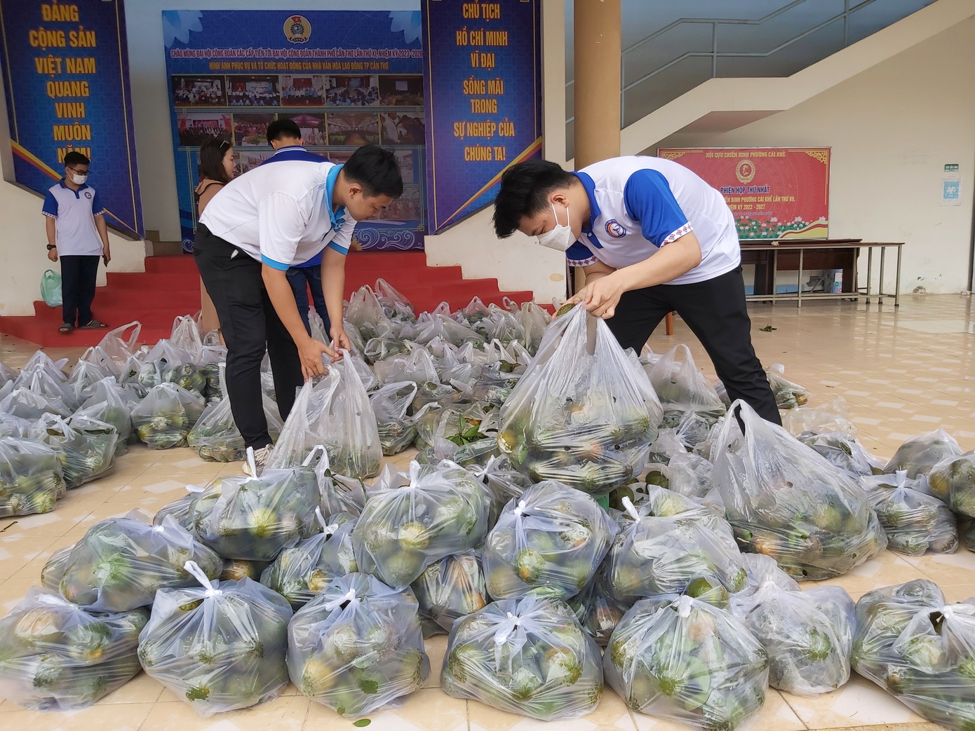Ngày 14/2, tại Nhà Văn hóa Lao động thành phố Cần Thơ, nhóm các bạn trẻ đã hỗ trợ bán giúp nông dân hơn 3 tấn cam sành giúp nông dân Vĩnh Long. Các bạn chia thành từng túi nhỏ (5 kg) với giá 30.000 đồng rồi đăng trên mạng xã hội để bán. Chỉ trong buổi sáng đã bán sạch số cam trên. Ảnh: Hòa Bình