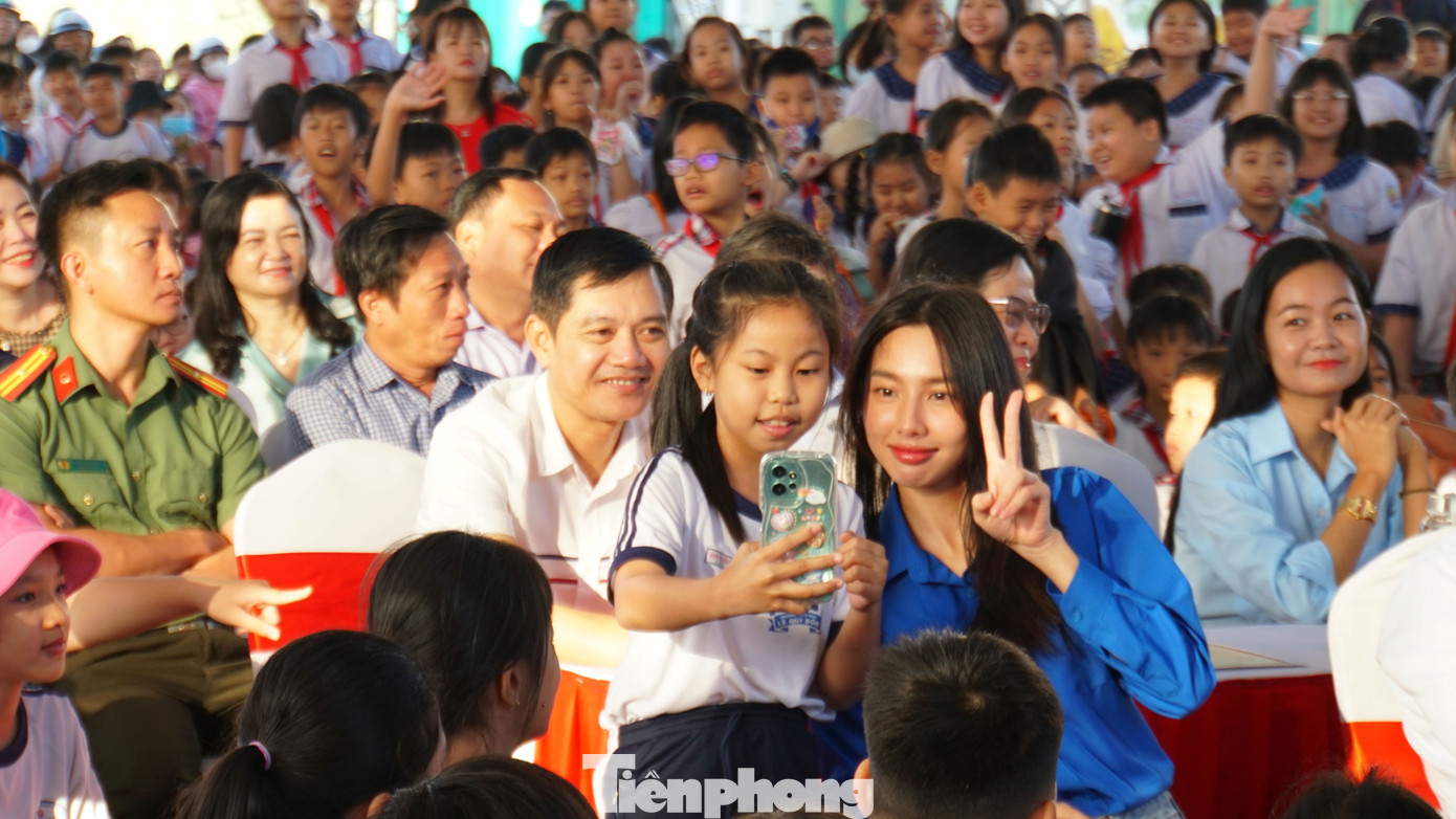 Học sinh chụp ảnh cùng Hoa hậu Hoà bình Quốc tế năm 2021 Nguyễn Thúc Thùy Tiên. Ảnh: Hòa Hội Học sinh chụp ảnh cùng Hoa hậu Hoà bình Quốc tế năm 2021 Nguyễn Thúc Thùy Tiên. Ảnh: Hòa Hội