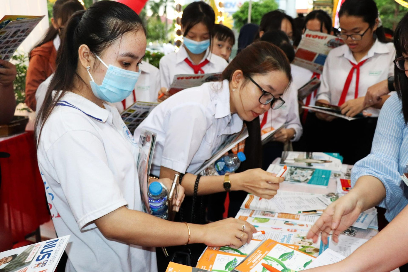 Học sinh tham gia Đường sách xứ Dừa Học sinh tham gia Đường sách xứ Dừa