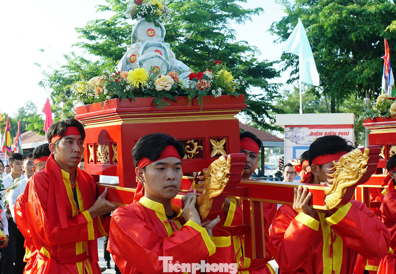 Từ ngàn đời nay Đền Hùng (Phú Thọ) là nơi tưởng nhớ, tôn vinh công lao các Vua Hùng, là biểu tượng của khối đại đoàn kết dân tộc Việt Nam. Một số địa phương cũng xây dựng đền thờ Vua Hùng, trong đó đền thờ tại Cần Thơ là lớn nhất vùng. Ngày Giỗ Tổ Hùng Vương đã trở thành ngày trọng đại của cả dân tộc, là truyền thống văn hóa thể hiện lòng tôn kính, truyền thống “uống nước nhớ nguồn”, biết ơn sâu sắc của hậu thế với tổ tiên, là dịp để chúng ta cùng nhau ôn lại truyền thống dựng nước và giữ nước. Ảnh: Hòa Hội.