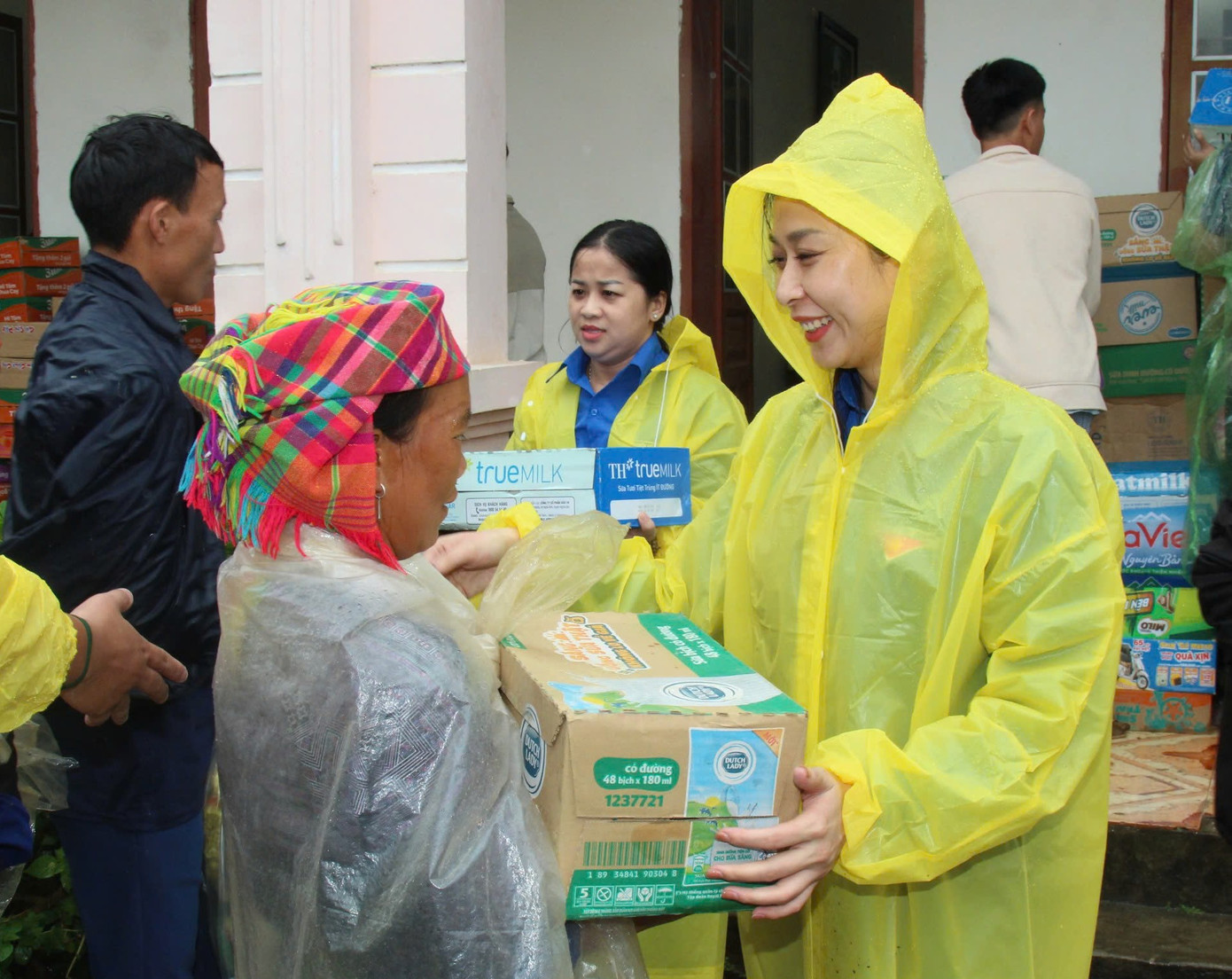 Chị Cầm Thị Huyền Trang – Bí thư Tỉnh Đoàn Sơn La tặng quà bà con.