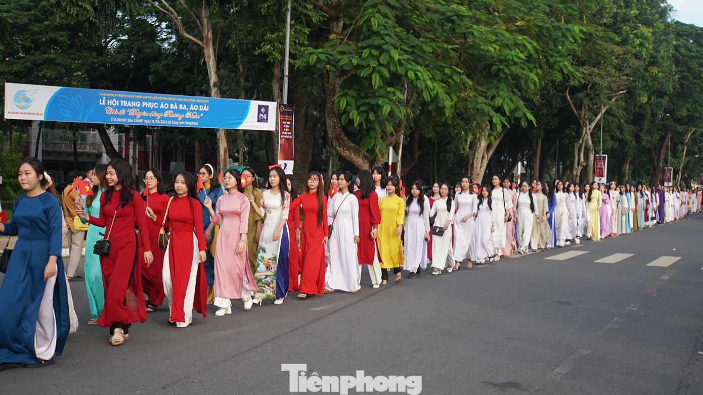 Đoàn diễu hành hàng nghìn người thướt tha trong tà áo dài. Ảnh: Hòa Hội.