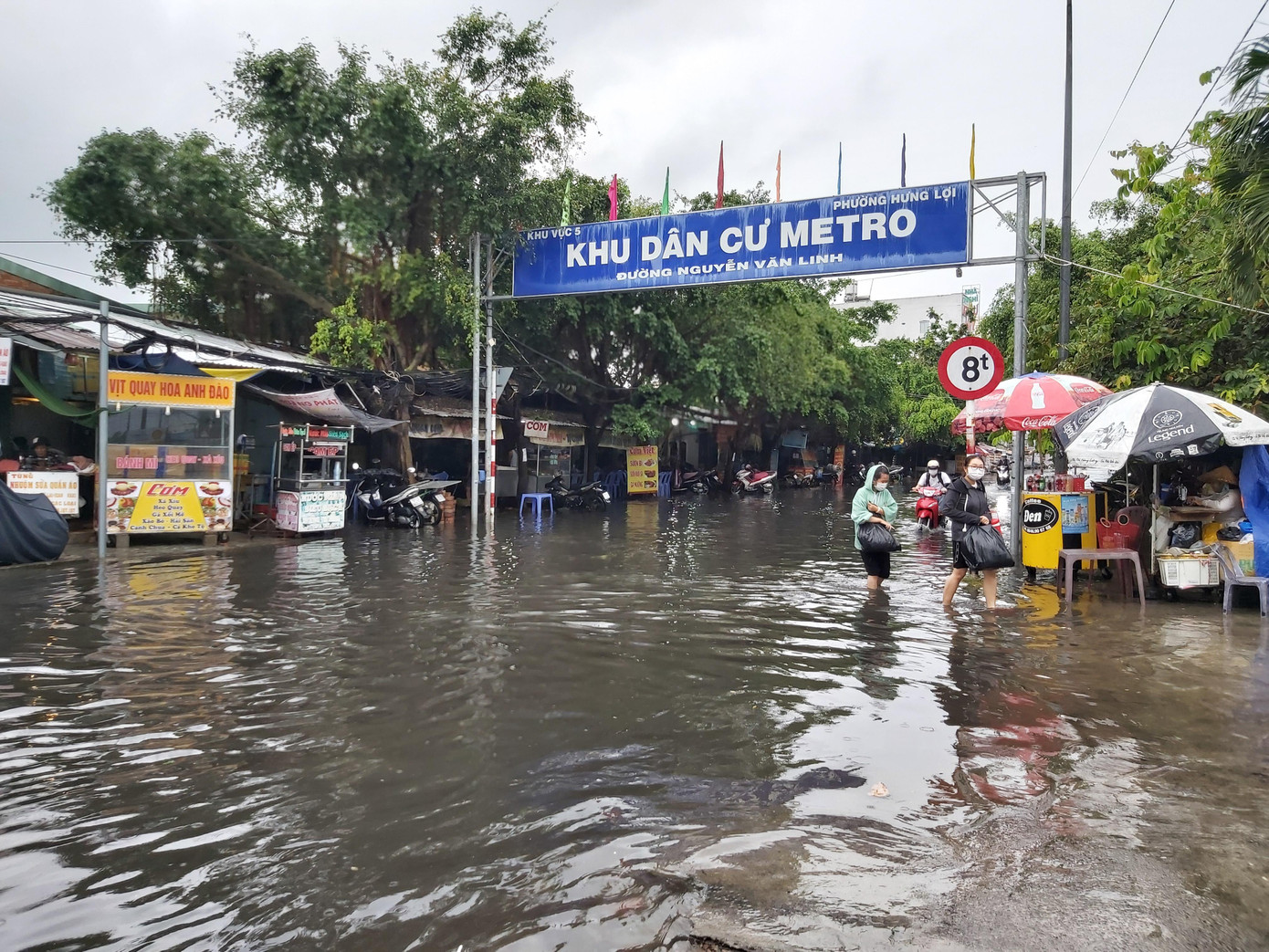 Người dân vất vả đi lại