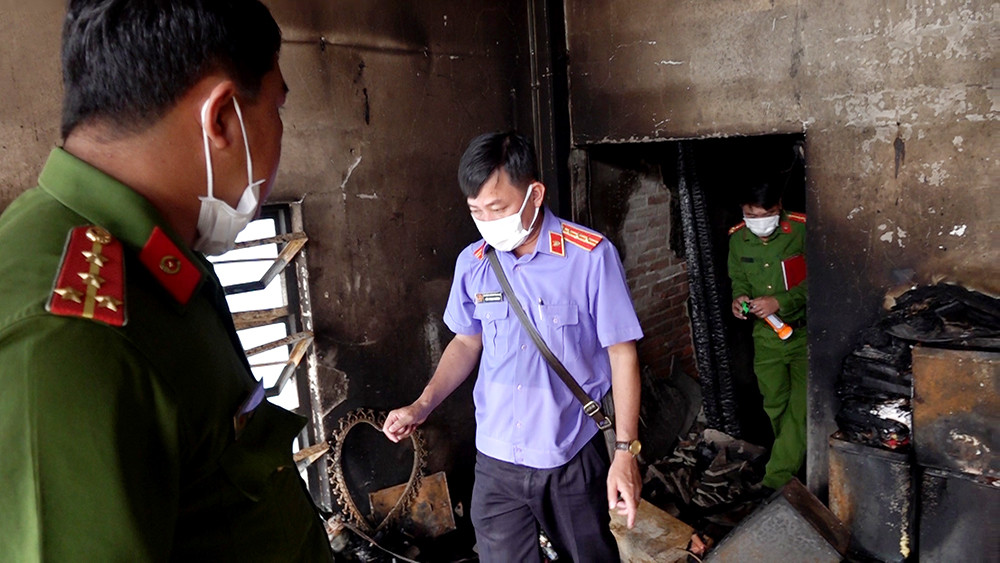 Công an khám nghiệm hiện trường vụ việc. Công an khám nghiệm hiện trường vụ việc.