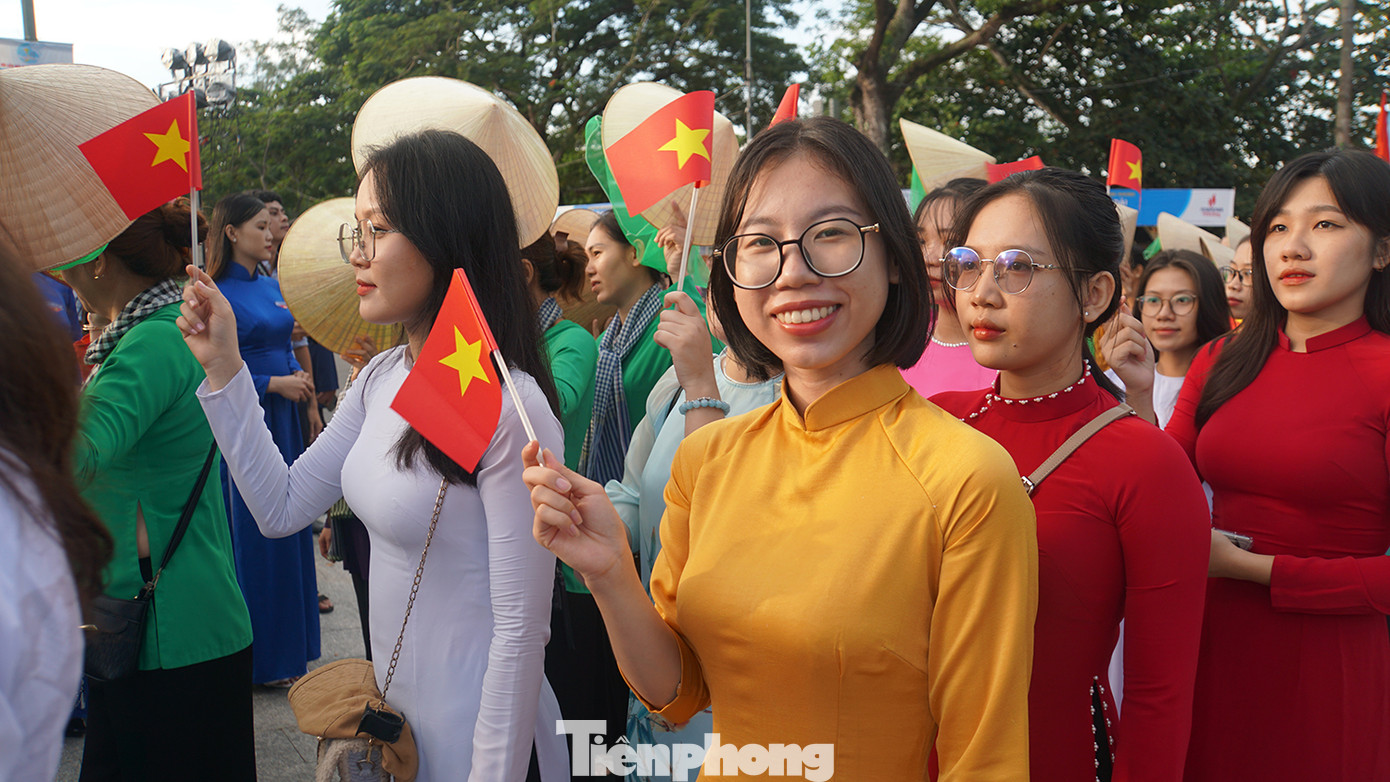 Áo dài là biểu tượng văn hóa gắn liền với hình ảnh người phụ nữ Việt Nam, tôn lên vẻ đẹp thanh lịch, dịu dàng của người phụ nữ. Ảnh: Hòa Hội.