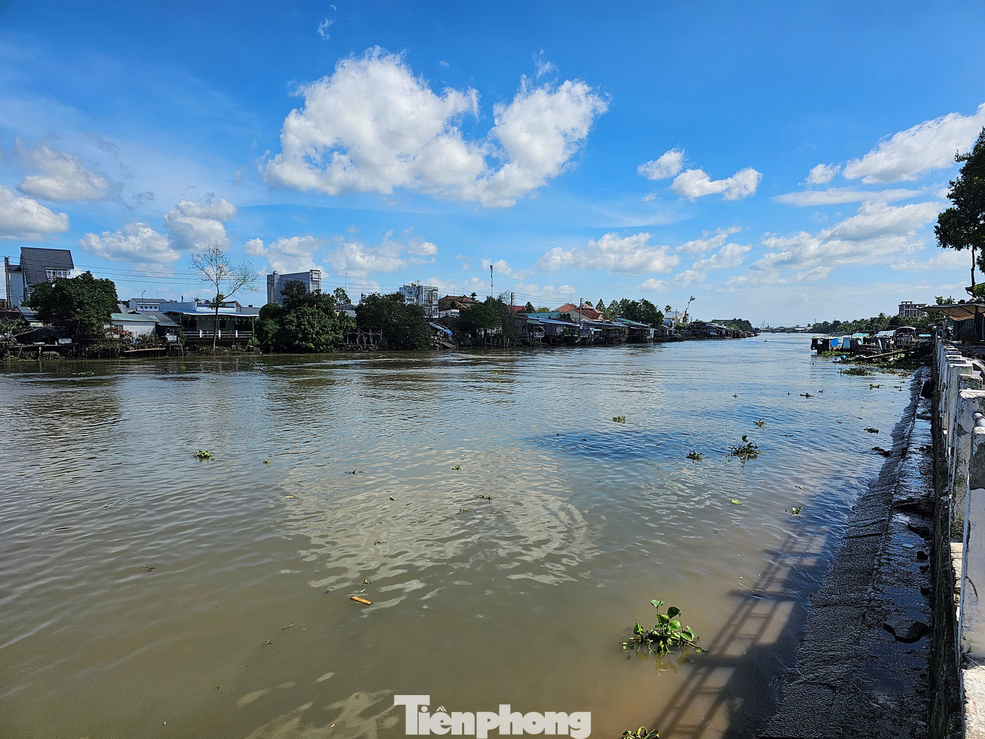 Trước ngôi nhà cổ là dòng sông Sa Giang, TP Sa Đéc, tỉnh Đồng Tháp. Ảnh: Hòa Hội.