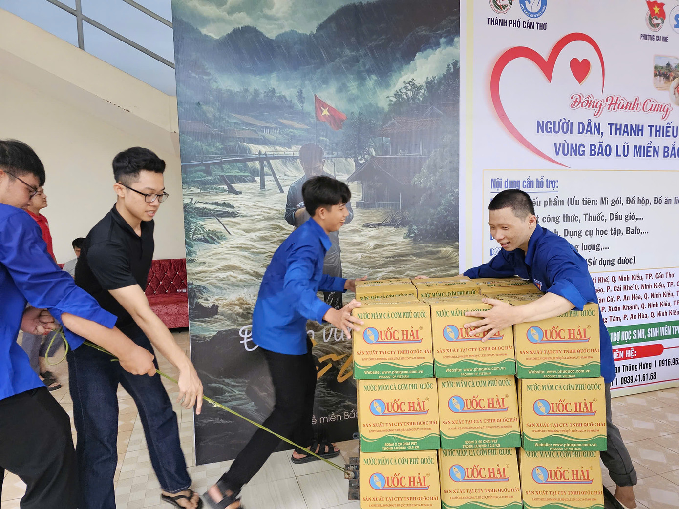 Các bạn trẻ hỗ trợ hàng hóa vào điểm tập kết để chuẩn bị chuyến đầu tiên ra Bắc vào ngày 13/9. Ảnh: Hòa Hội