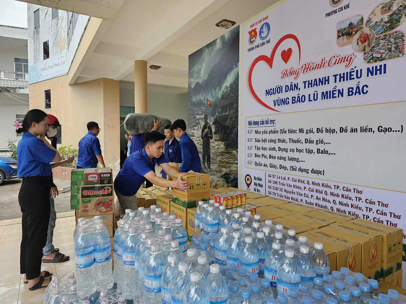 Theo anh Tuấn, đây là hoạt động mang ý nghĩa nhân văn cao đẹp, là tình cảm, trách nhiệm của mỗi cán bộ, đoàn viên thanh niên, người dân; qua đó góp phần động viên, làm vơi bớt những đau thương, mất mát, giúp nhân dân các địa phương vùng bị bão lũ, thiên tai nhanh chóng ổn định đời sống, khôi phục sản xuất. Ảnh: Hòa Hội