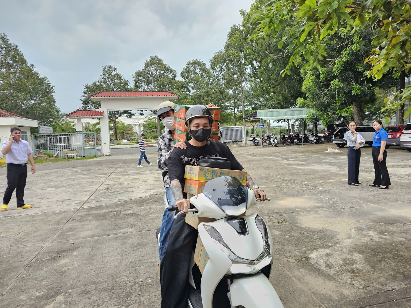 Người dân tự nguyện chở nhu yếu phẩm đến hỗ trợ bà con vùng lũ. Ảnh: Hòa Hội