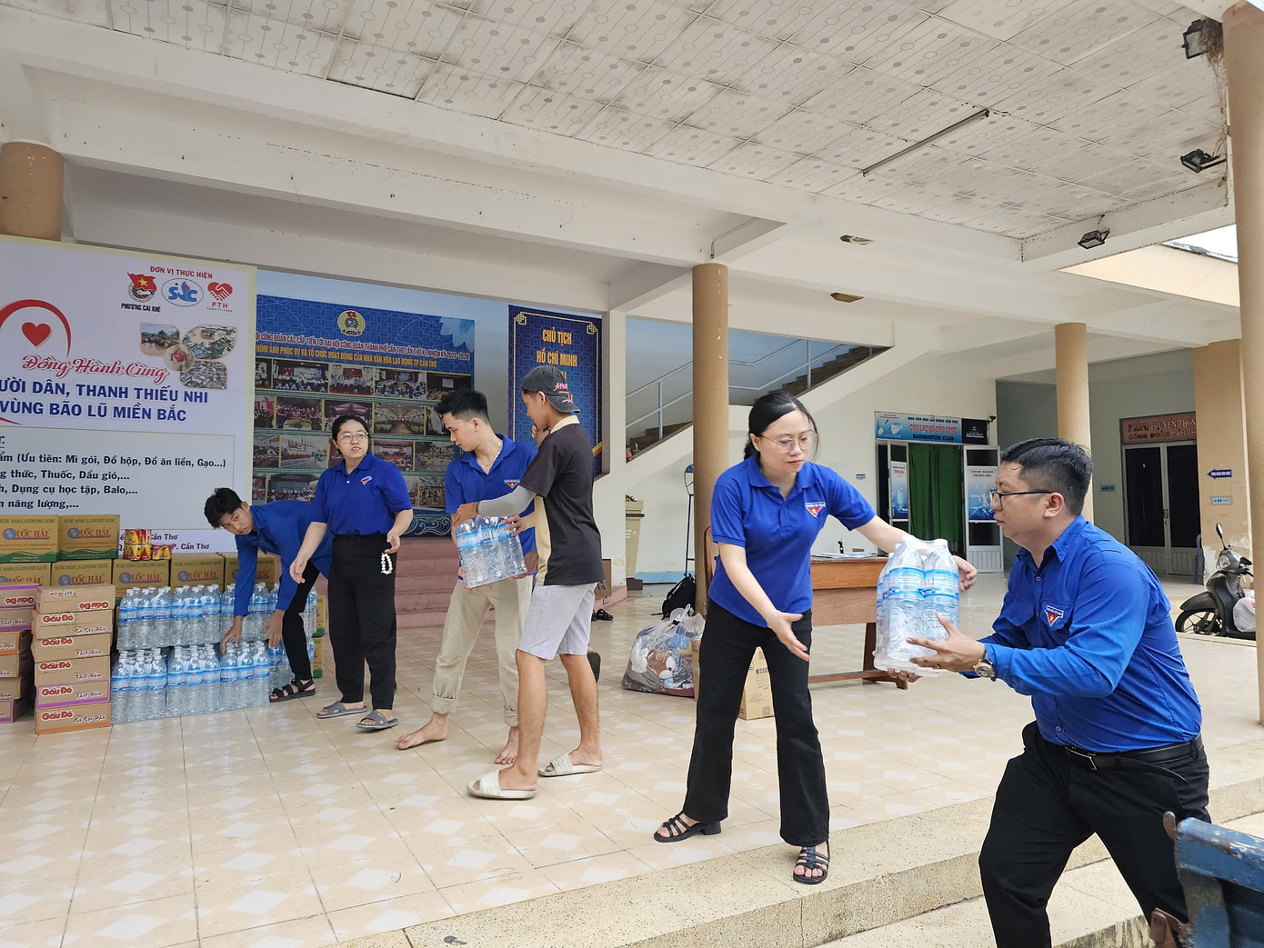 Anh Trần Việt Tuấn - Phó Bí thư Thành Đoàn Cần Thơ cho biết, hưởng ứng lời kêu gọi của Trung ương Đoàn, góp sức hỗ trợ các địa phương khắc phục thiệt hại do cơn bão số 3. Ban Thường vụ Thành Đoàn Cần Thơ đã hành động và phát lời kêu gọi tới toàn thể cán bộ đoàn, đoàn viên, thanh niên trên địa bàn thành phố chung sức, đồng lòng tham gia ủng hộ, chia sẻ và hỗ trợ các địa phương bị thiệt hại do ảnh hưởng nặng nề của bão lũ, thiên tai. Ảnh: Hòa Hội