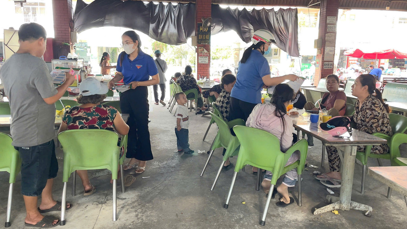 Đoàn viên thanh niên tuyên truyền lưu động tại các khu chợ, nơi đông dân cư nhằm nâng cao nhận thức, khuyến khích người dân sử dụng các dịch vụ công trực tuyến.