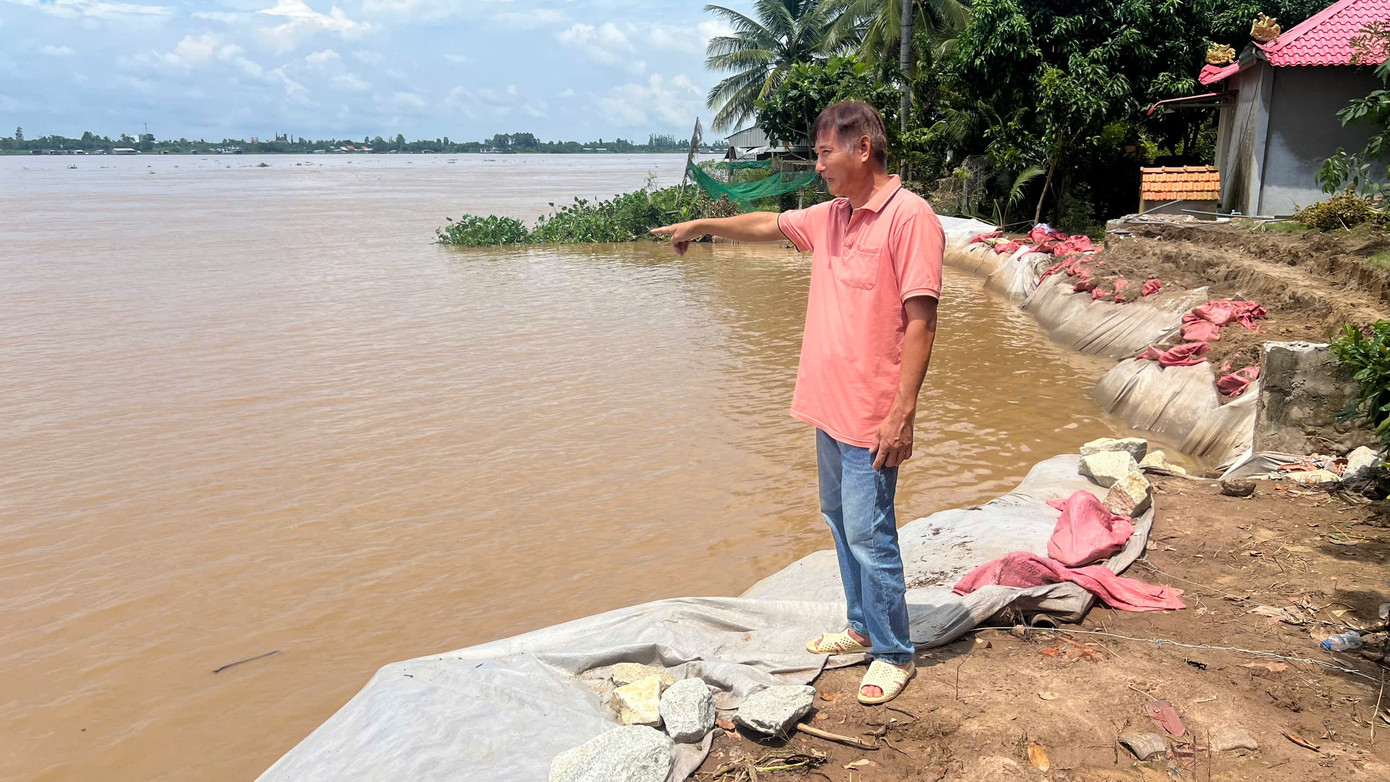 Sạt lở dài 150m xảy ra trên sông Tiền tại phường 11, TP Cao Lãnh, tỉnh Đồng Tháp.