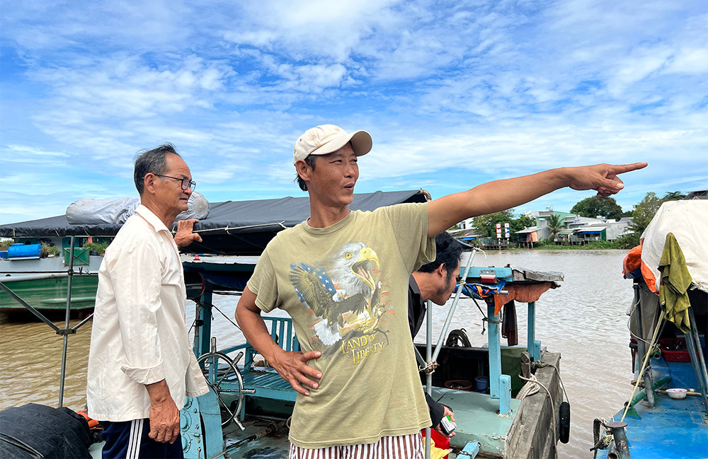 Anh Thành cùng cha kể lại lúc cứu bé bị ném xuống sông. Anh Thành cùng cha kể lại lúc cứu bé bị ném xuống sông.