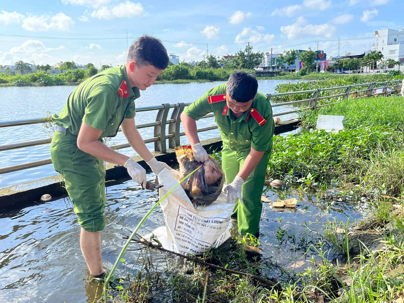 Chiến sĩ công an tham gia vệ sinh môi trường tại quận Ninh Kiều. Ảnh: L. Ngọc Chiến sĩ công an tham gia vệ sinh môi trường tại quận Ninh Kiều. Ảnh: L. Ngọc