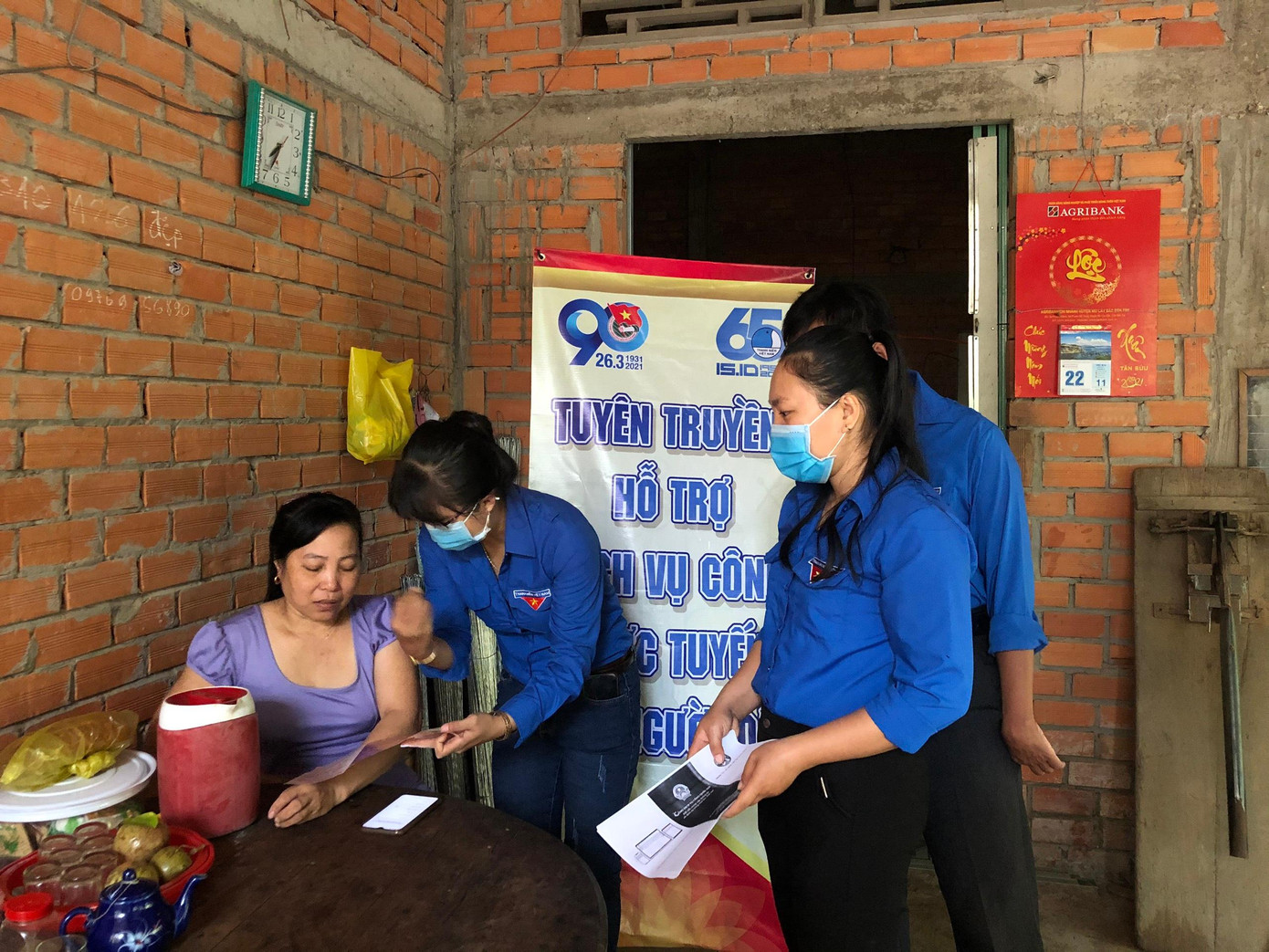 ĐVTN tỉnh Bến Tre đến tận nhà dân tuyên truyền, hỗ trợ dịch vụ công trực tuyến. - Ảnh: TĐBT ĐVTN tỉnh Bến Tre đến tận nhà dân tuyên truyền, hỗ trợ dịch vụ công trực tuyến. - Ảnh: TĐBT