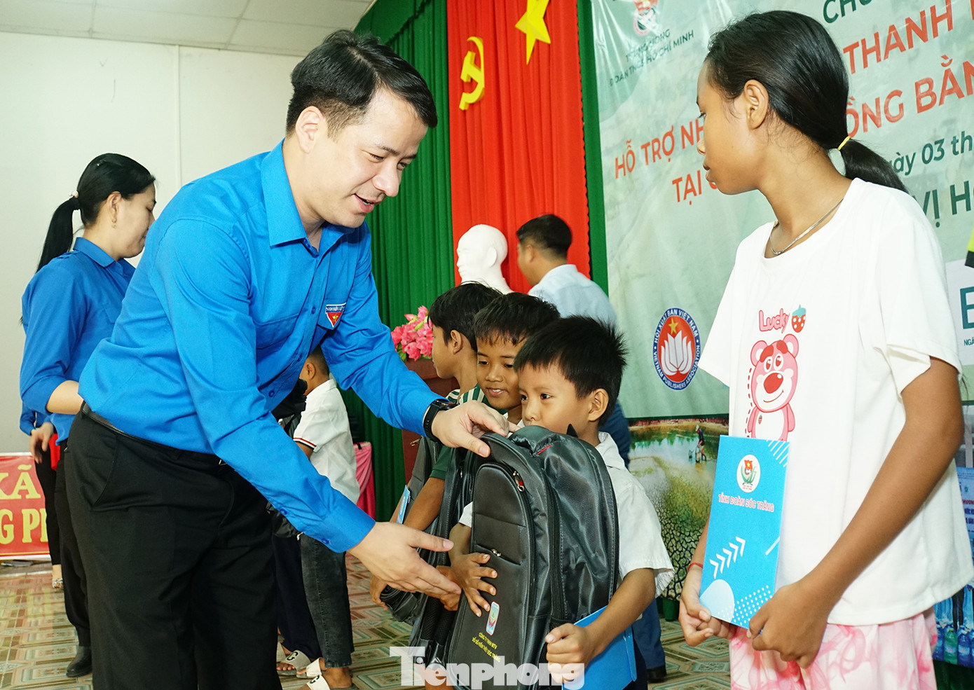 Tại Sóc Trăng, Trung ương Đoàn tặng 20 bồn nước và 200 bình nước sạch, cùng mô hình hỗ trợ giảm nghèo nuôi bò trị giá 1 tỷ đồng cho người dân tại xã Long Phú (huyện Long Phú, Sóc Trăng). Ảnh: Hòa Hội