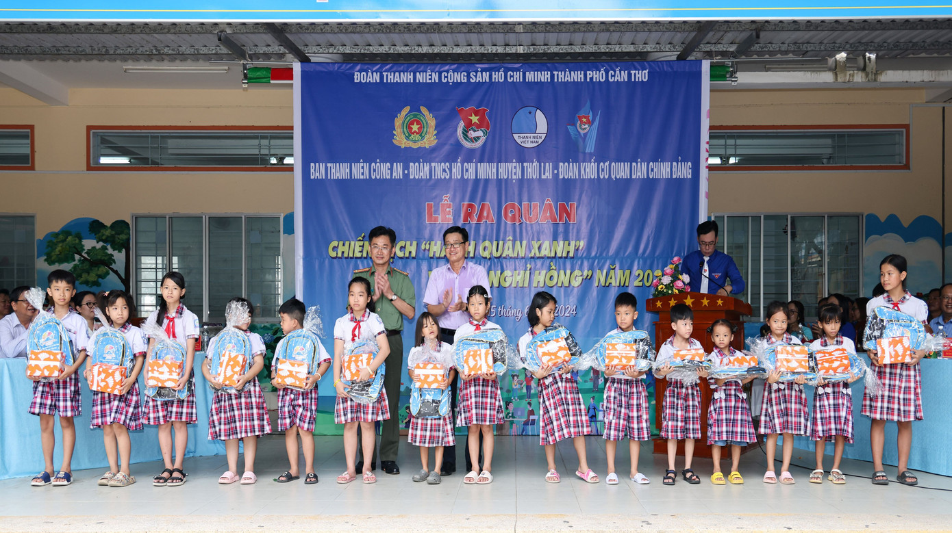 Lãnh đạo công an TP Cần Thơ tặng quà cho học sinh. Lãnh đạo công an TP Cần Thơ tặng quà cho học sinh.