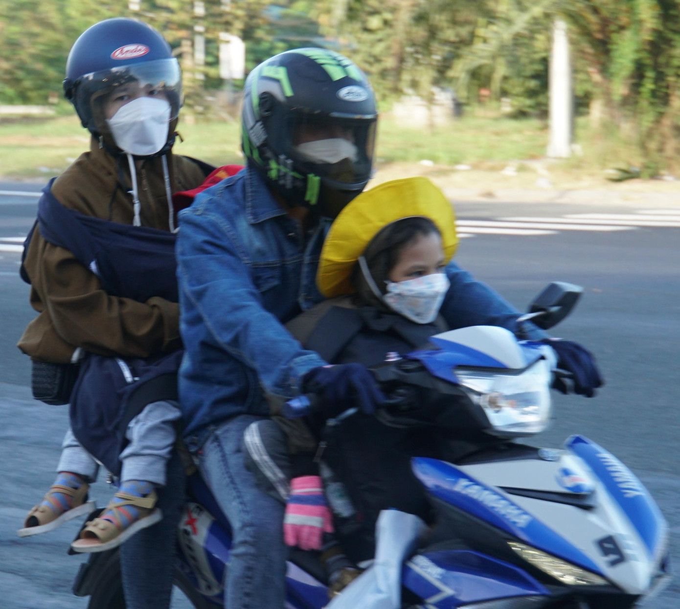 Những em nhỏ theo cha mẹ quay trở lại TPHCM