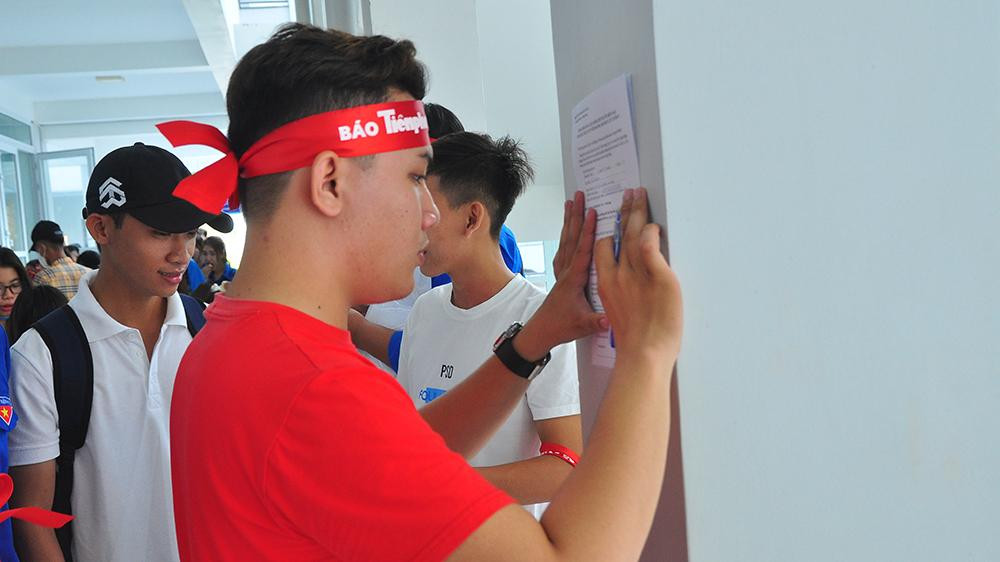 Sinh viên đăng ký tham gia hiến máu Nhà báo Hồng Lĩnh – Thành viên Ban tổ chức cho biết: Tính đến nay Chủ nhật Đỏ báo Tiền Phong lần thứ 13 năm 2021 đã diễn ra trên 40 tỉnh thành cả nước với tổng lượng máu thu được 57.793 đơn vị, vượt kế hoạch hơn 12.000 đơn vị. Chủ nhật Đỏ vẫn tiếp tục diễn ra ở nhiều địa phương. Tại Khu vực ĐBSCL Chủ nhật Đỏ năm 2021 đã diễn ra ở các tỉnh, thành phố: Kiên Giang, An Giang, Đồng Tháp, Trà Vinh, Sóc Trăng, thành phố Rạch Giá, Cần Thơ, Cà Mau với hàng ngàn đơn vị máu đã được dâng hiến. Thông qua chương trình nhân đạo này BTC tại ĐBSCL đã vận động được trên 104 triệu đồng tiền học bổng cho các em học sinh, sinh viên nghèo.