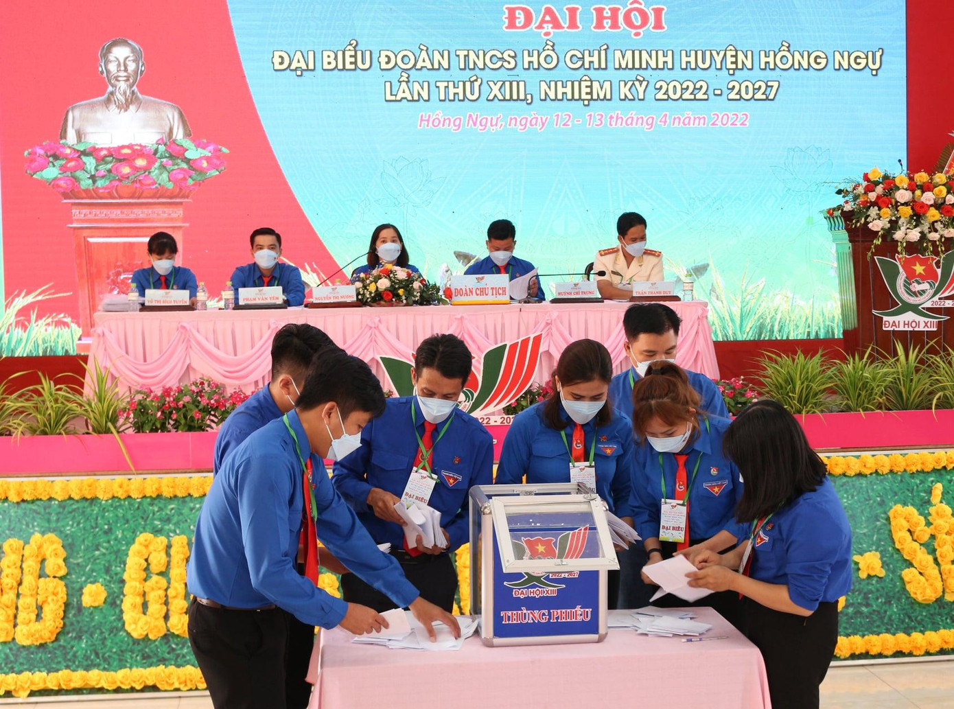 Lãnh đạo tặng hoa chúc mừng chị Nguyễn Thị Nương tái đắc cử chức Bí thư Huyện Đoàn Hồng Ngự. Lãnh đạo tặng hoa chúc mừng chị Nguyễn Thị Nương tái đắc cử chức Bí thư Huyện Đoàn Hồng Ngự.