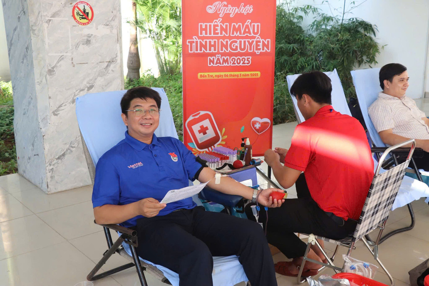 Anh Nguyễn Minh Thiện - Bí thư Đoàn Thanh niên UBND tỉnh Bến Tre hiến máu. Anh Nguyễn Minh Thiện - Bí thư Đoàn Thanh niên UBND tỉnh Bến Tre hiến máu.