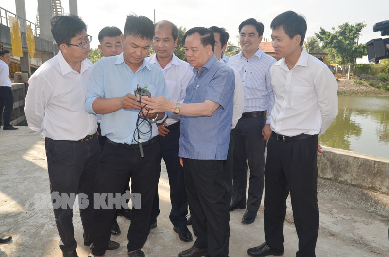 Chủ tịch UBND tỉnh Trần Ngọc Tam xem thực tế mặn ngoài cống Sa Kê. Cống Sa Kê đáp ứng nhu cầu sinh hoạt cho một số xã thuộc huyện Mỏ Cày Bắc và Mỏ Cày Nam. Ảnh: Báo Đồng Khởi