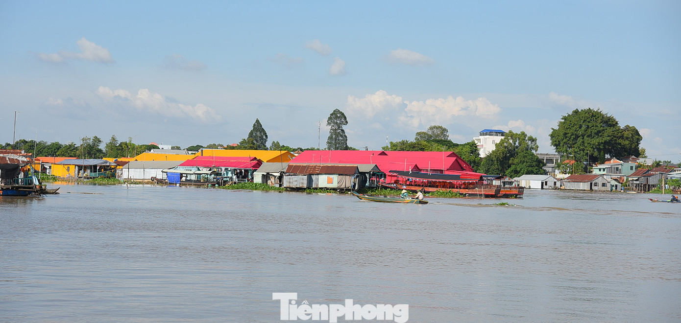 Làng bè Châu Đốc là nơi nuôi cá nước ngọt nổi tiếng của tỉnh An Giang nói riêng và miền Tây nói chung. Đây là địa điểm du lịch độc đáo phát triển trong một vài năm trở lại đây. Điểm đặc biệt của làng bè Châu Đốc là những căn nhà nổi cùng các bè cá nép gần nhau, tạo thành “làng” dọc sông. Ảnh: Hòa Hội.