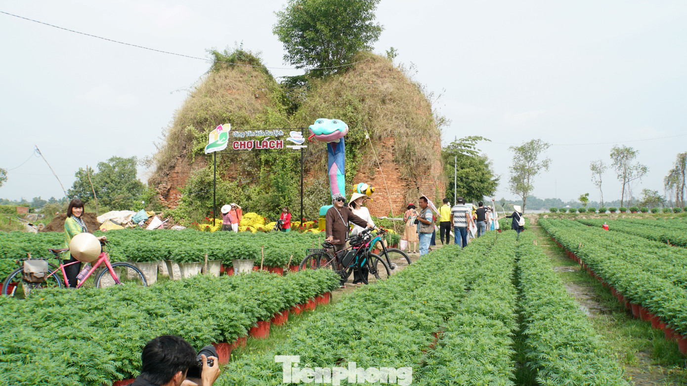 Điểm nhấn là cái lò gạch cũ (còn được gọi là lò gạch K26) cũng vốn nổi tiếng nhiều năm qua bởi có tuổi thọ trên 100 năm với đầy rêu phong ở giữa vườn hoa. Ảnh: Hòa Hội.