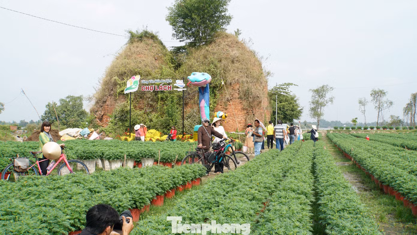 Điểm nhấn là cái lò gạch cũ (còn được gọi là lò gạch K26) cũng vốn nổi tiếng nhiều năm qua bởi có tuổi thọ trên 100 năm với đầy rêu phong ở giữa vườn hoa. Ảnh: Hòa Hội.