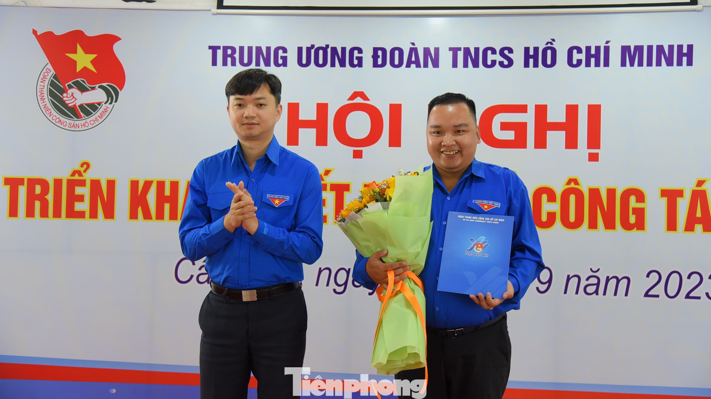 Anh Nguyễn Minh Triết - Bí thư T.Ư Đoàn trao quyết định cho anh Nguyễn Tứ Thiên. Ảnh: Hòa Hội