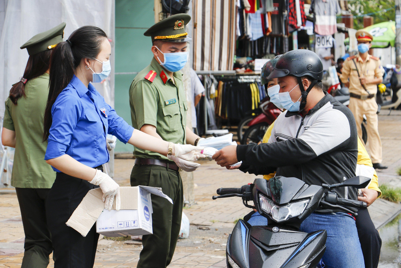 Các chiến sỹ công an Thành phố Cần Thơ tặng khẩu trang cho người dân.