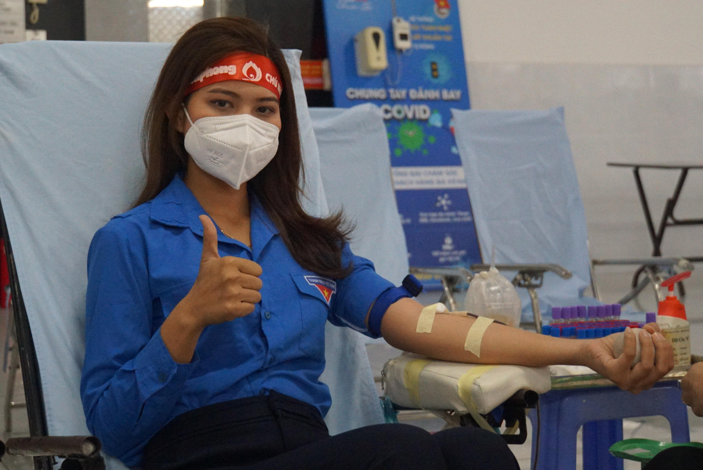 Người đẹp Nhân ái cuộc thi Người đẹp Thời trang Tây Đô năm 2022 Ngô Thị Tường Vi đang hiến máu.