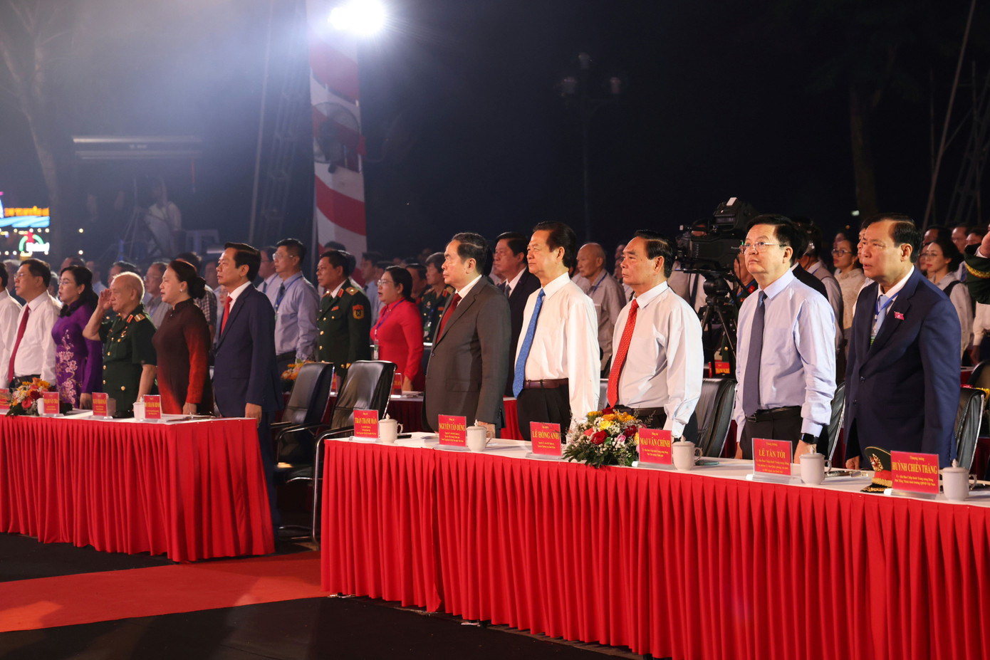 Lãnh đạo, nguyên lãnh đạo Đảng, Nhà nước tham dự lễ kỉ niệm 50 năm giải phóng miền Nam, thống nhất đất nước tại Cần Thơ. Ảnh: M. Trung.