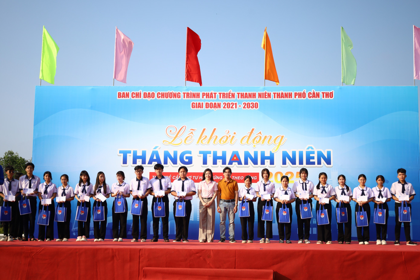 Tặng quà cho học sinh tại TP Cần Thơ.