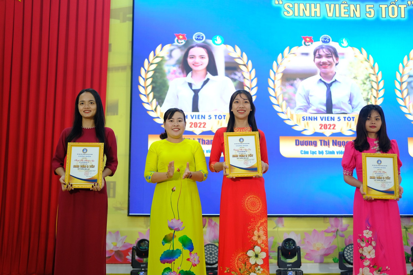 Phương Thảo trao tặng danh hiệu Sinh viên 5 tốt cho sinh viên.