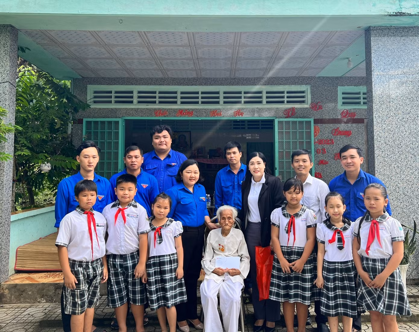 Bí thư Tỉnh Đoàn Bến Tre tặng quà cho mẹ Việt Nam anh hùng. Ảnh: TĐ BT