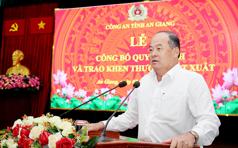 Chủ tịch UBND tỉnh An Giang Nguyễn Thanh Bình phát biểu tại buổi lễ. Chủ tịch UBND tỉnh An Giang Nguyễn Thanh Bình phát biểu tại buổi lễ.