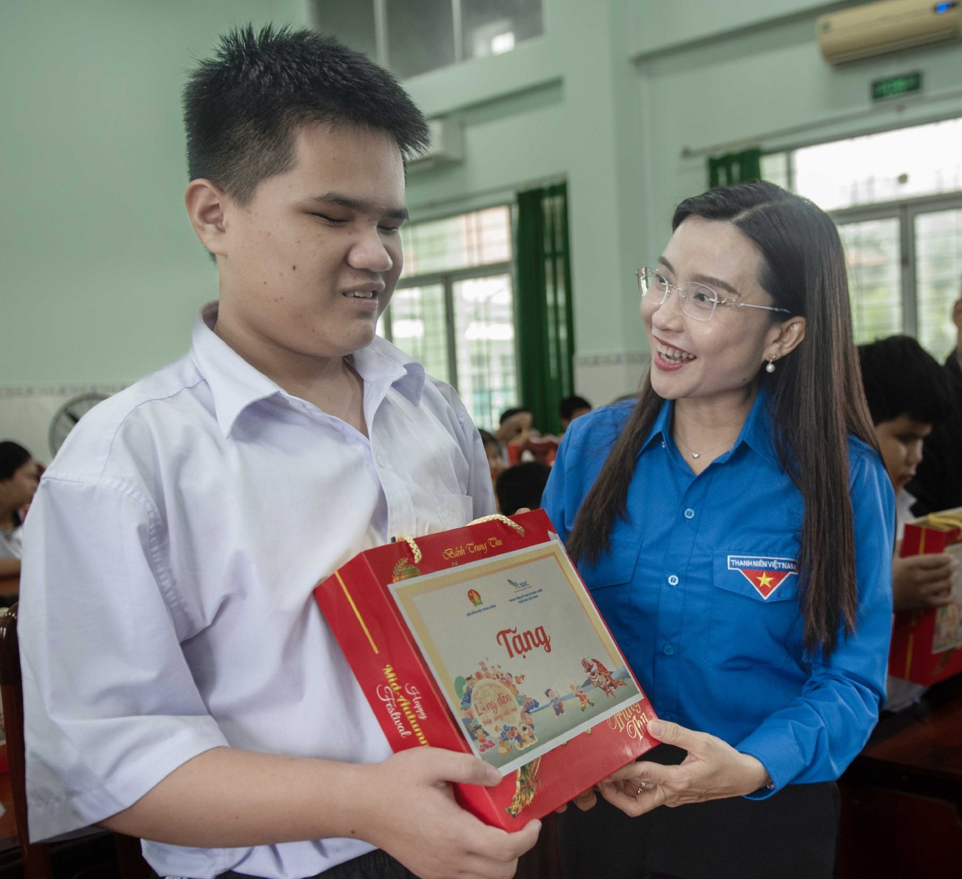 Chị Nguyễn Phạm Duy Trang tặng quà cho thiếu nhi Trường Trẻ em khuyết tật An Giang. Ảnh: Thanh Hùng Chị Nguyễn Phạm Duy Trang tặng quà cho thiếu nhi Trường Trẻ em khuyết tật An Giang. Ảnh: Thanh Hùng